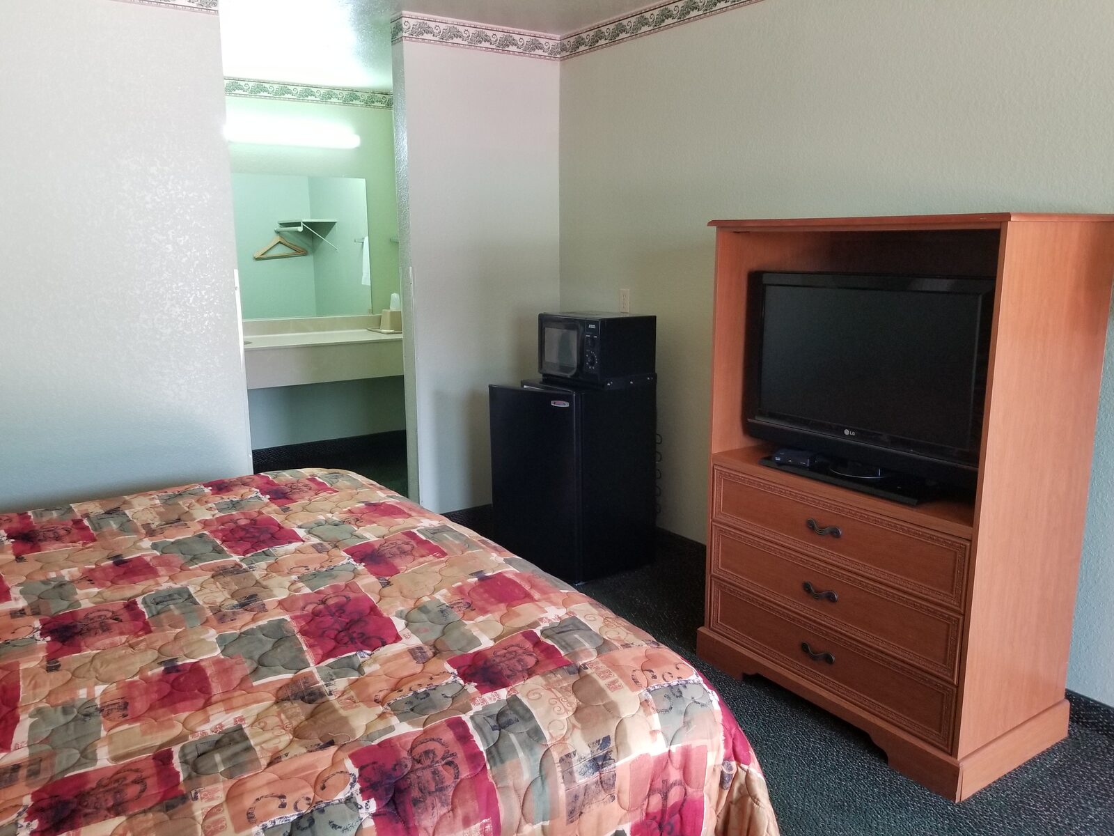 Deluxe King Room at Haltom Inn — comfortable accommodation near Dallas Stadium for FIFA World Cup 2026